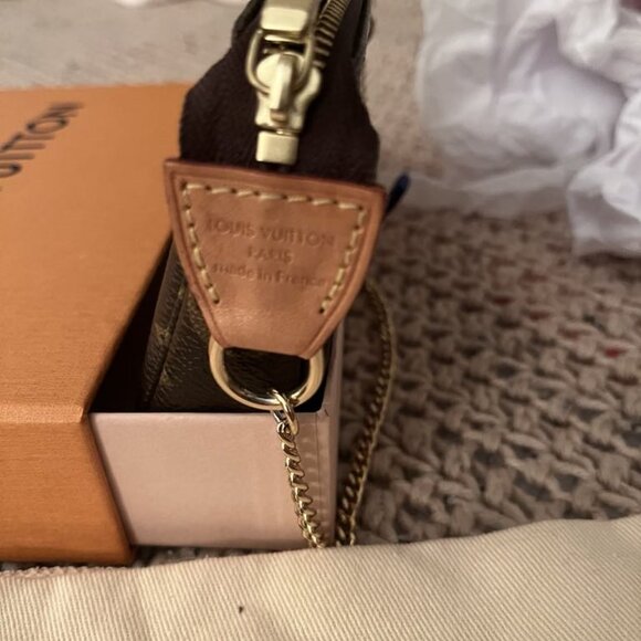 Louis Vuitton Mini Pochette Monogram - Picture 8 of 10